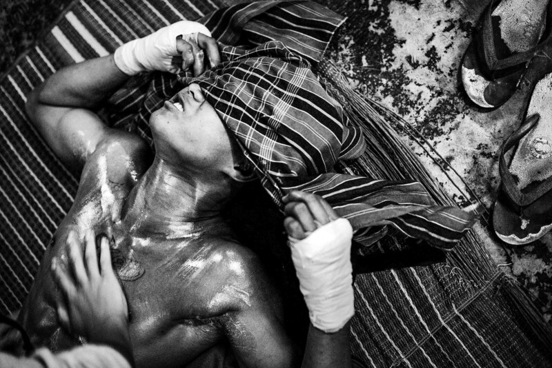 Lord K2'nin Tayland'daki Muay Thai kültürünü belgelediği Fighting for Hope fotoğraf serisinden siyah-beyaz bir kare