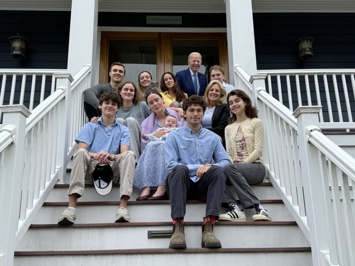 Joe Biden Paskalya Aile Fotoğrafına Kendini Photoshop Mu Ekledi? 1 Joe Biden Paskalya Aile Fotoğrafına Kendini Photoshop Mu Ekledi?