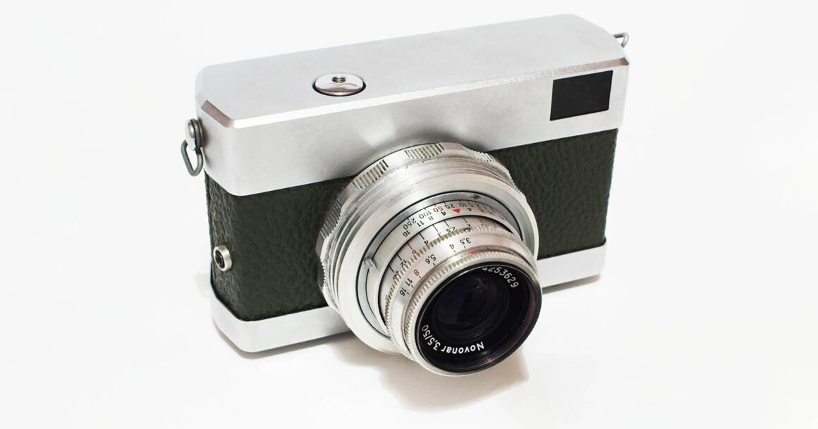 Carl Zeiss Werra 1 Carl Zeiss, fotoğrafçılıkta efsanevi bir isimdir. Optik alanıyla ilgili birçok alanda, örneğin mikroskopide başarılı olsa da, mühendislik mükemmelliği ve lüks kalitesiyle fotoğraf devleri panteonunda kendine yer edinen özellikle Zeiss kamera lensleridir.