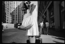 Mark Cohen, 1970'lerin New York'unu Kalçasından Çekti 17 web White purse 1973