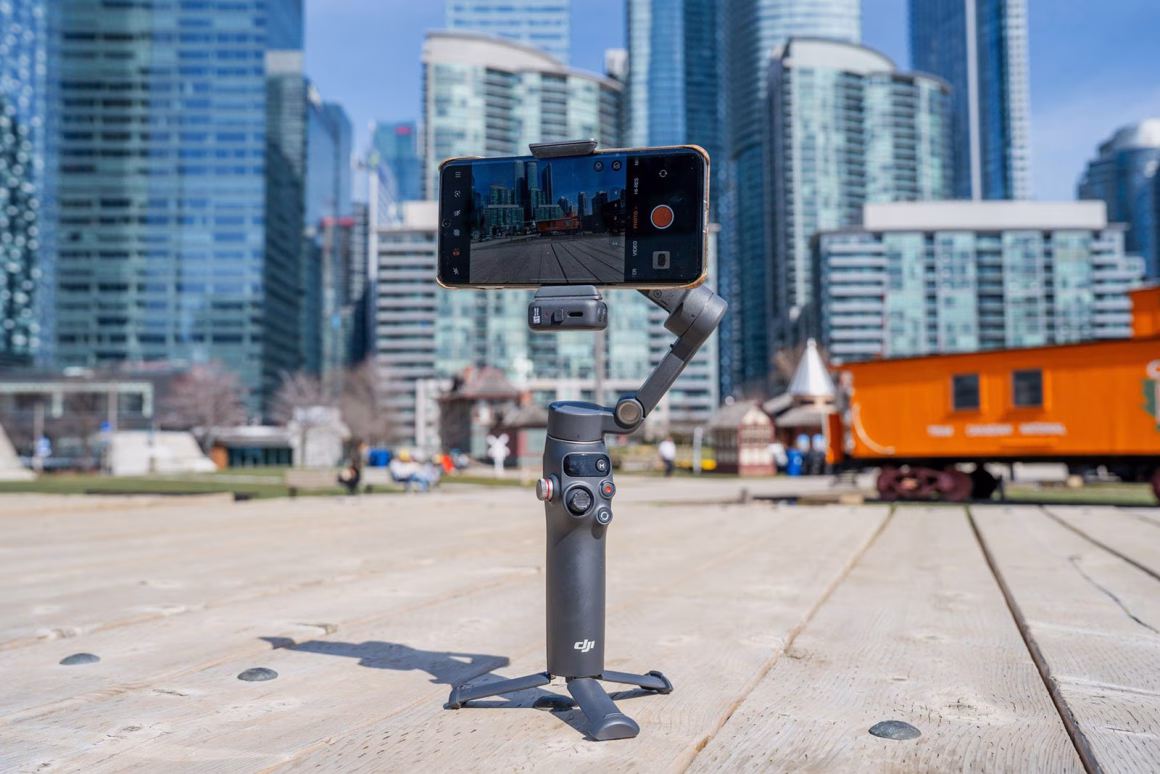 DJI Osmo Mobile 7P İncelemesi 8 DJI Osmo Mobile 7P stand up outside 1