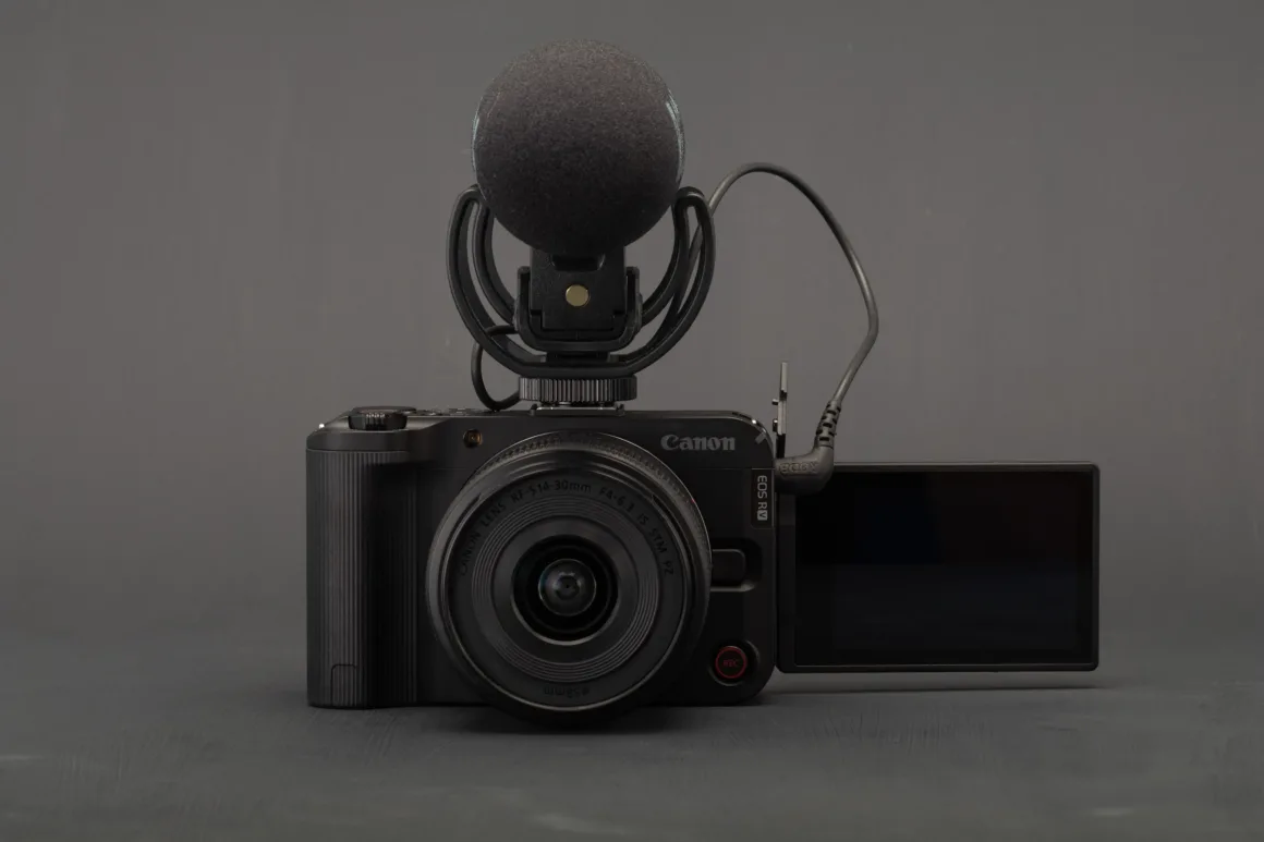 Canon EOS R50 V vs EOS R50 6 EOS R50 V With Microphone
