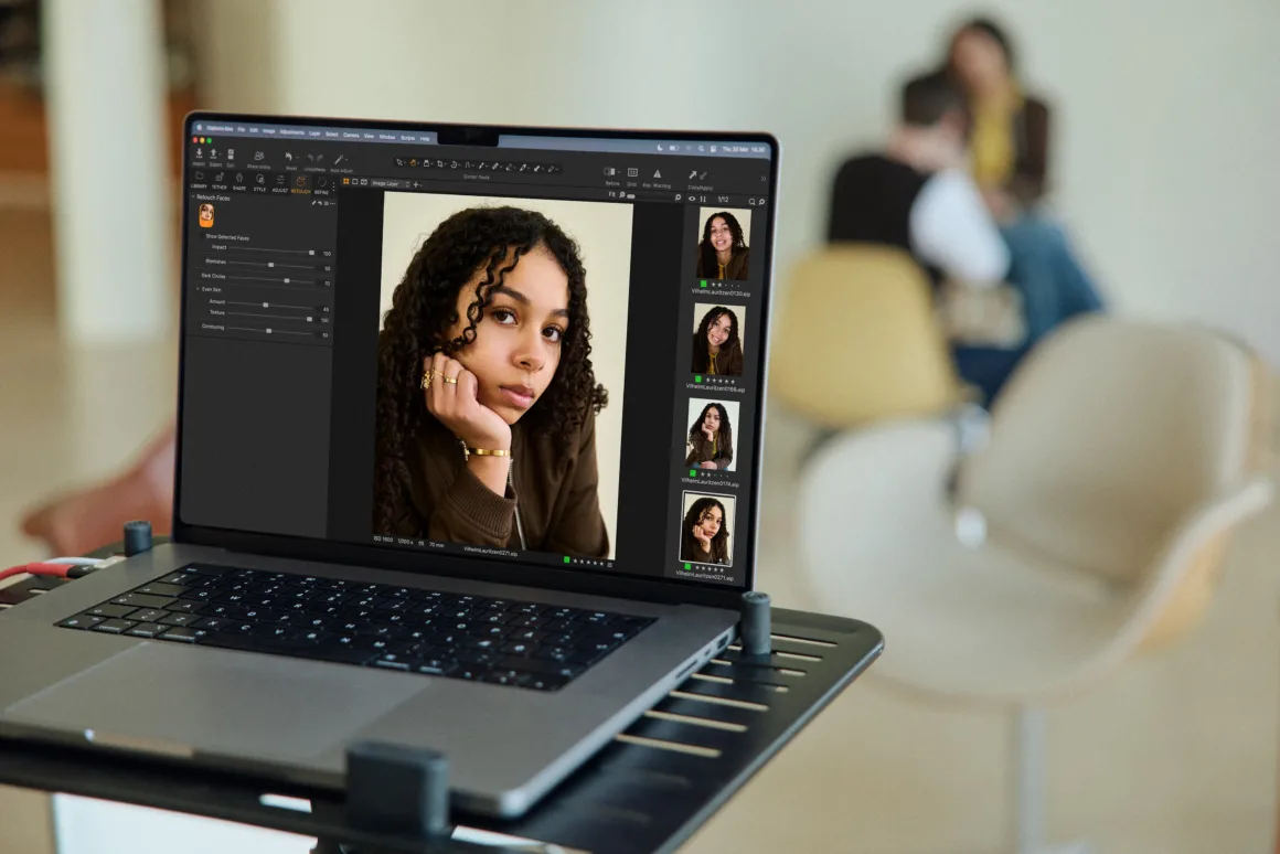Capture One yeni rötuş özelliklerini tanıttı 4 laptop with capture one sits in front of blurred portrait session
