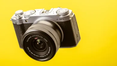 Fujifilm X-M5 beklemeye değer mi? 4 X M5 floating on yellow background