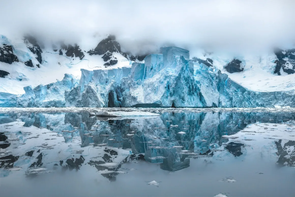 Birleşmiş Milletler Dünya Okyanuslar Günü Fotoğraf Yarışması 2025 1 icy cliffs shrouded in clouds loom over iceburg filled water
