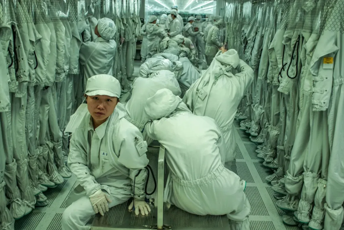 Leica Oskar Barnack Ödülü 2025 35 02 ┬® Zhan Youbing Migrant Workers in Chinas Assembly Line