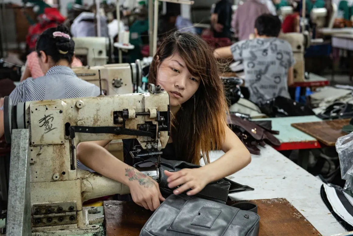 Leica Oskar Barnack Ödülü 2025 37 17 ┬® Zhan Youbing Migrant Workers in Chinas Assembly Line