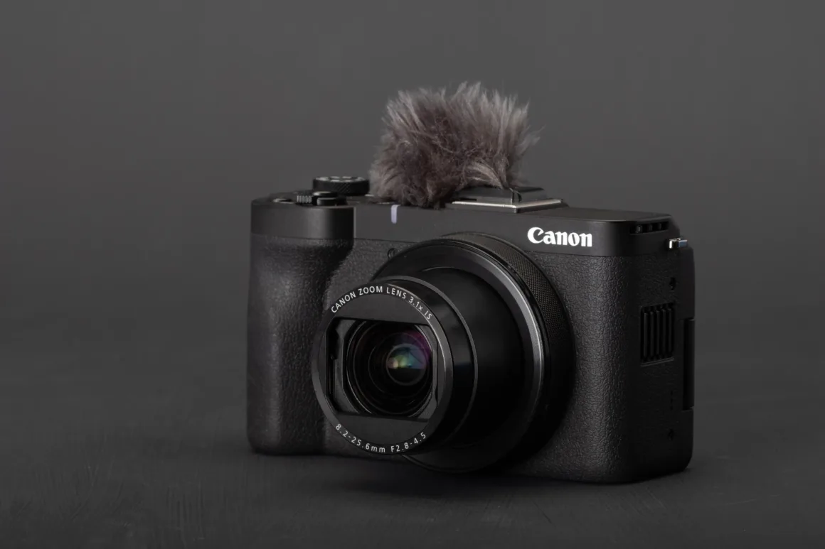 2025'te vlog çekmek için en iyi kameralar 7 Canon PowerShot V1 beauty shot