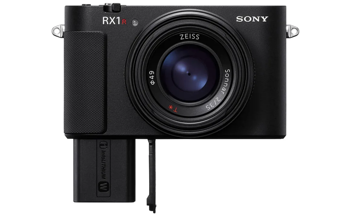 Sony RX1R III Sonunda Piyasaya Çıktı 5 RX1R III battery e1752612879105
