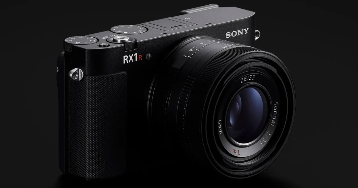 Sony RX1R III Sonunda Piyasaya Çıktı 2 Bu sabah Sony RX1R III premium kompakt fotoğraf makinesini sürpriz bir şekilde tanıtılması, fotoğraf sektöründe şok etkisi yarattı. Gelin RX1R III'e daha yakından bakalım.