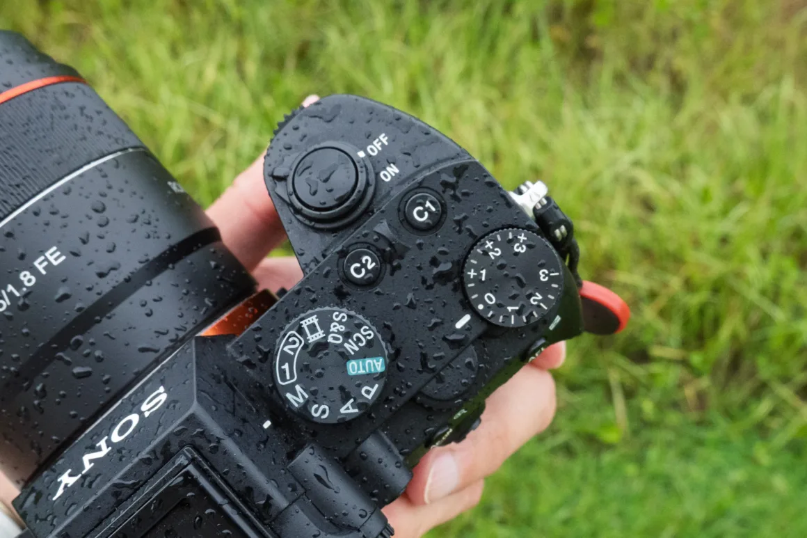 Yağmurlu havada kamera kullanmak güvenli midir? 2 Yağmurlu havada kamera kullanmak güvenli midir?