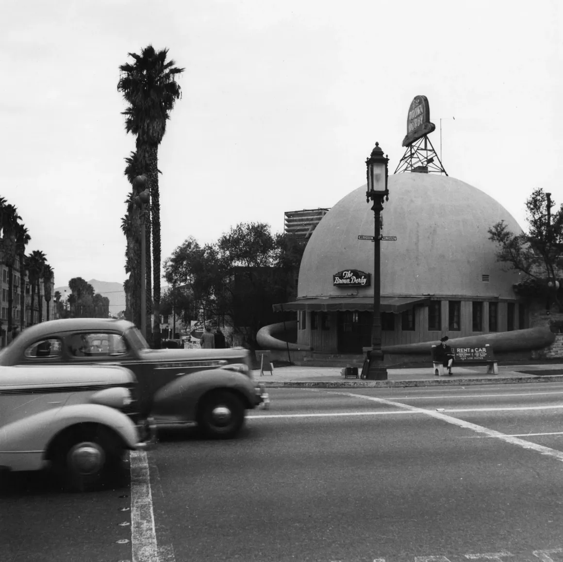 Ansel Adams’ın Savaş Öncesi Los Angeles Fotoğrafları Yeni Bir Sergide Yer Alıyor 6 Brown Derby on Wilshire Boulevard view 1