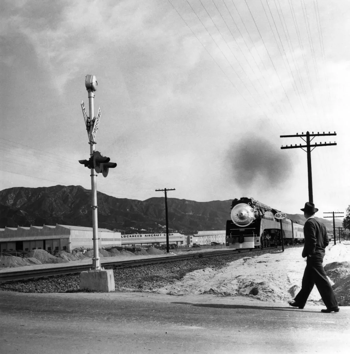 Ansel Adams’ın Savaş Öncesi Los Angeles Fotoğrafları Yeni Bir Sergide Yer Alıyor 5 Lockheed Plant in Burbank From Afar view 3 c