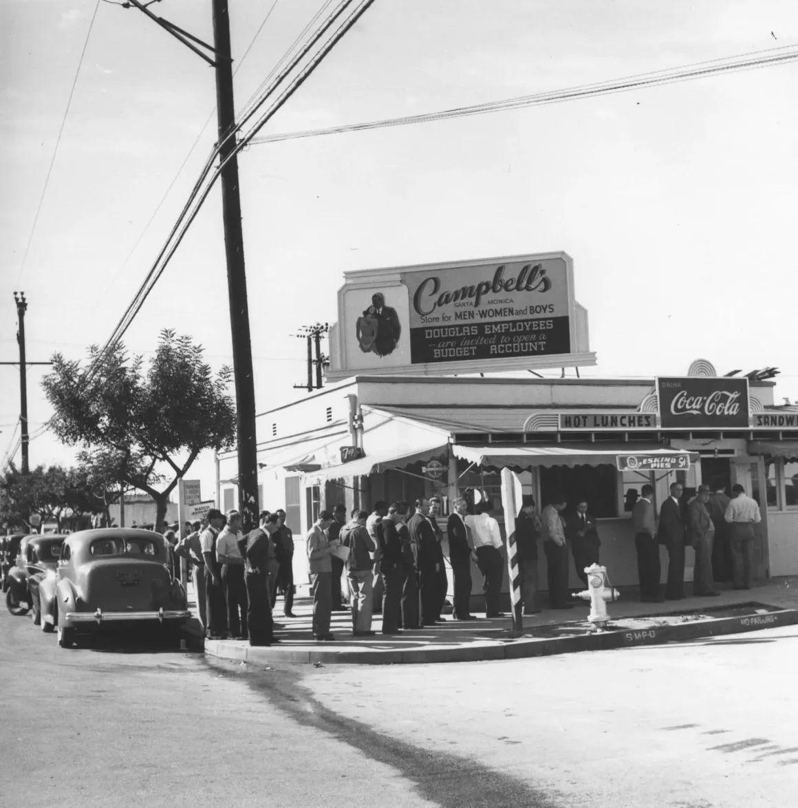 Ansel Adams’ın Savaş Öncesi Los Angeles Fotoğrafları Yeni Bir Sergide Yer Alıyor 3 Lunchtime for Douglas Company employees view 7 c