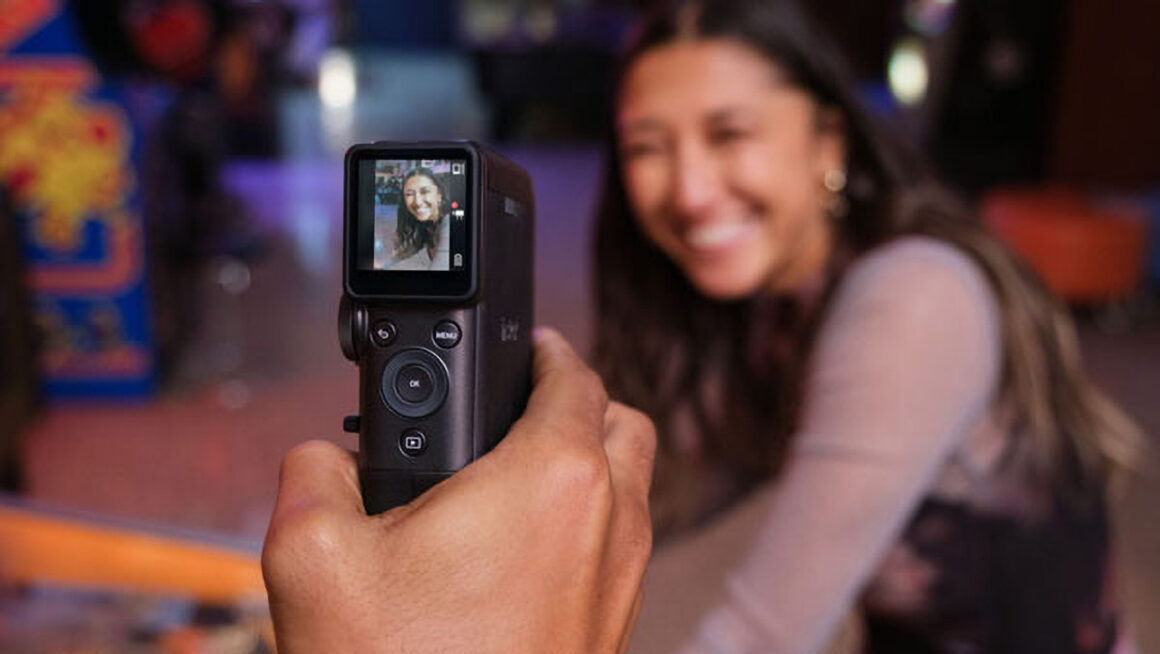 Instax Dünyasında Bir İlk: Fujifilm’in Yeni Anında Kamerası Video Özelliğiyle Geliyor 4 a hand holds a small camera while recording a person