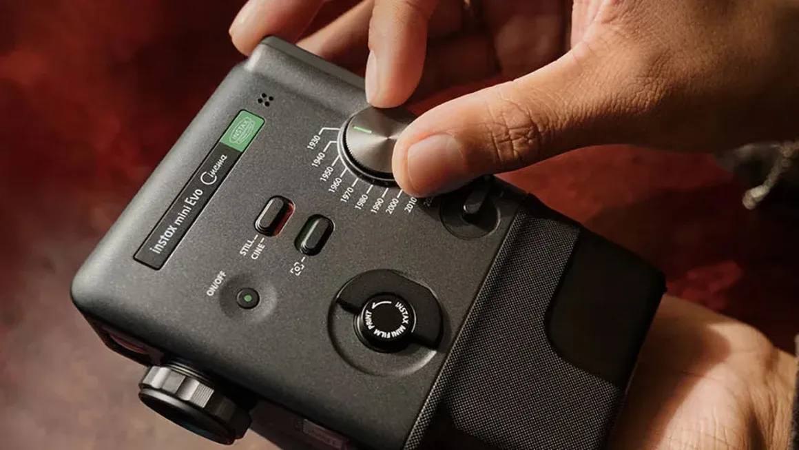 Instax Dünyasında Bir İlk: Fujifilm’in Yeni Anında Kamerası Video Özelliğiyle Geliyor 3 a hand turns a dial on a black camera.jpg