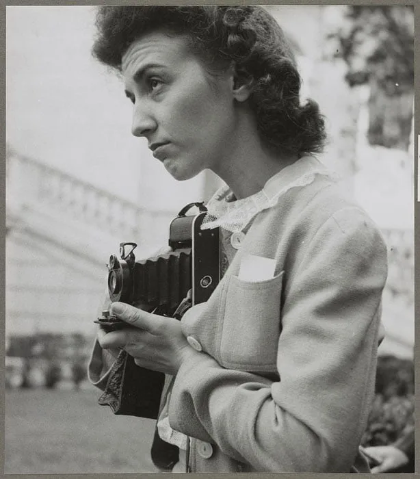 Arlington Mezarlığı, Arlington, Virginia. Meçhul Asker Anıtı’na çelenk bırakma törenini fotoğraflayan bir kız. Fotoğraf: Esther Bubley.
