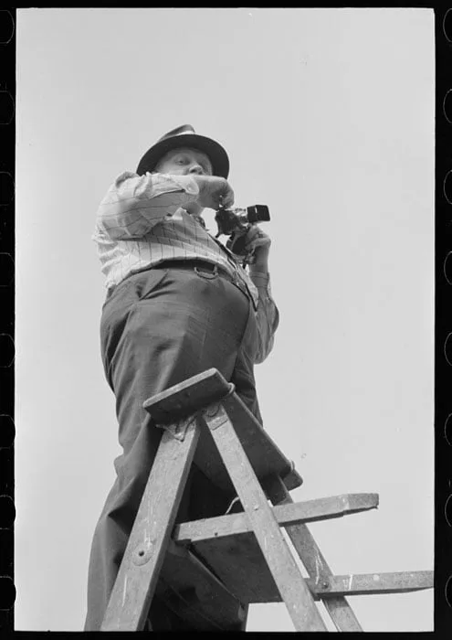 Ulusal Pirinç Festivali sırasında yerel gazete için çalışan fotoğrafçı, Crowley, Louisiana. Fotoğraf: Russell Lee.