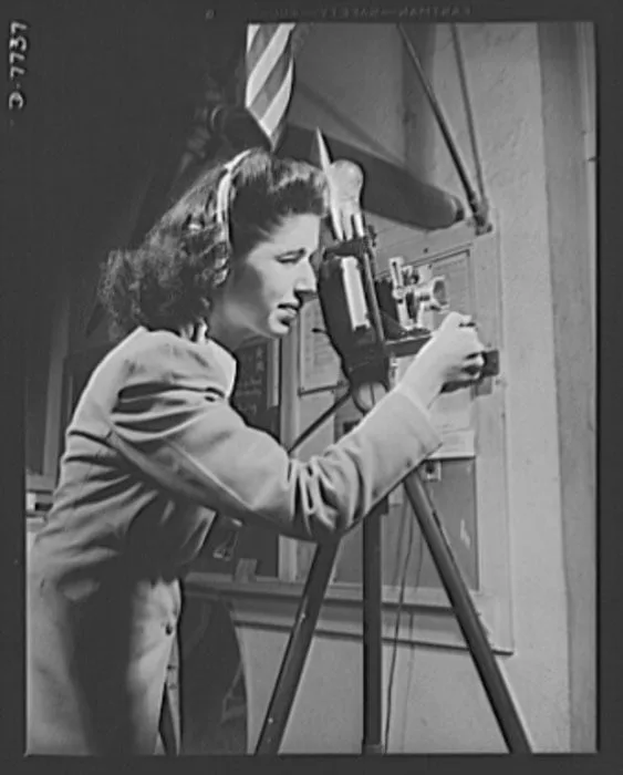 Lise Victory Corps. Fotoğrafçılık, Los Angeles, California’daki Washington Lisesi öğrencilerinin savaş çabasına katkıda bulunmalarına yardımcı olacak becerilerden biri olarak öğrendikleri alanlardan biridir. Fotoğraf: Alfred T. Palmer.