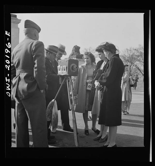 Washington, D.C. Capitol binası önünde sokak fotoğrafçısı. Fotoğraf: Esther Bubley.