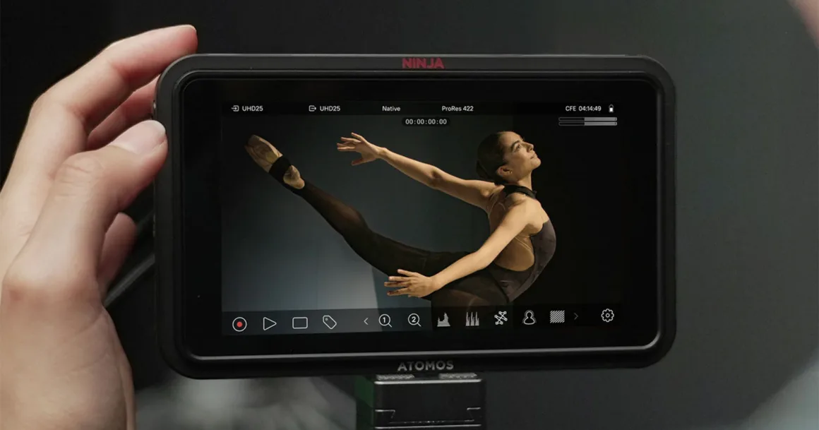 Atomos Ninja RAW Tanıtıldı: 5 İnç HDR Monitör-Kayıt 7 A monitor displaying a female ballet dancer in mid-air.