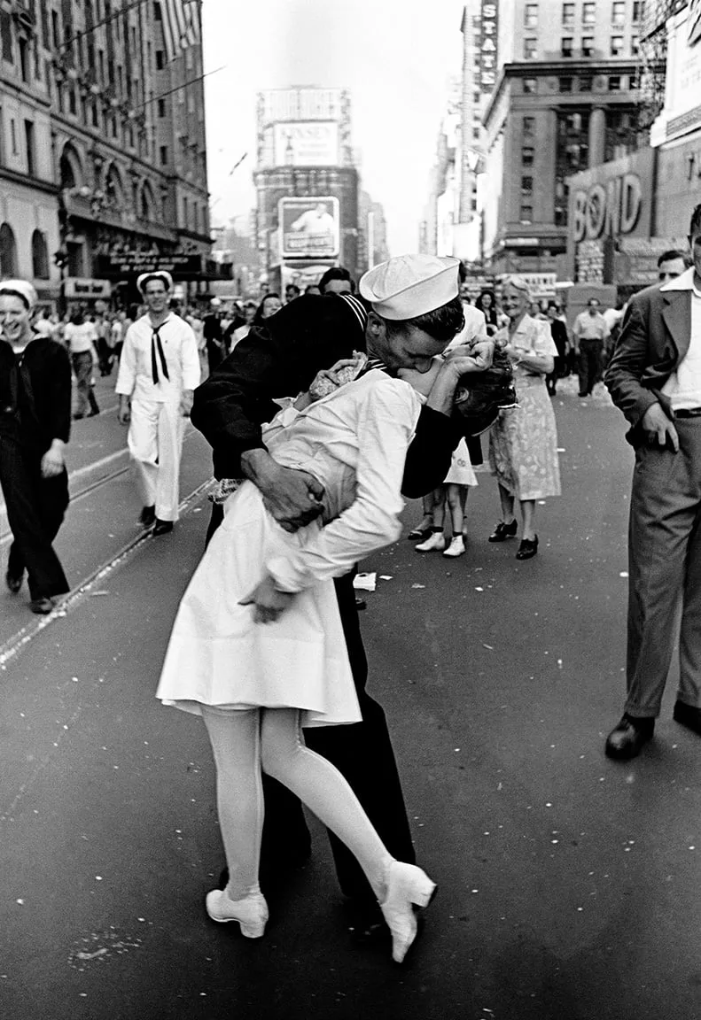 Life Magazine: 20. Yüzyıl Amerika’sına Açılan Bir Pencere 9 Eisenstaedt VJ.Day .Celebration.in .Times .Square
