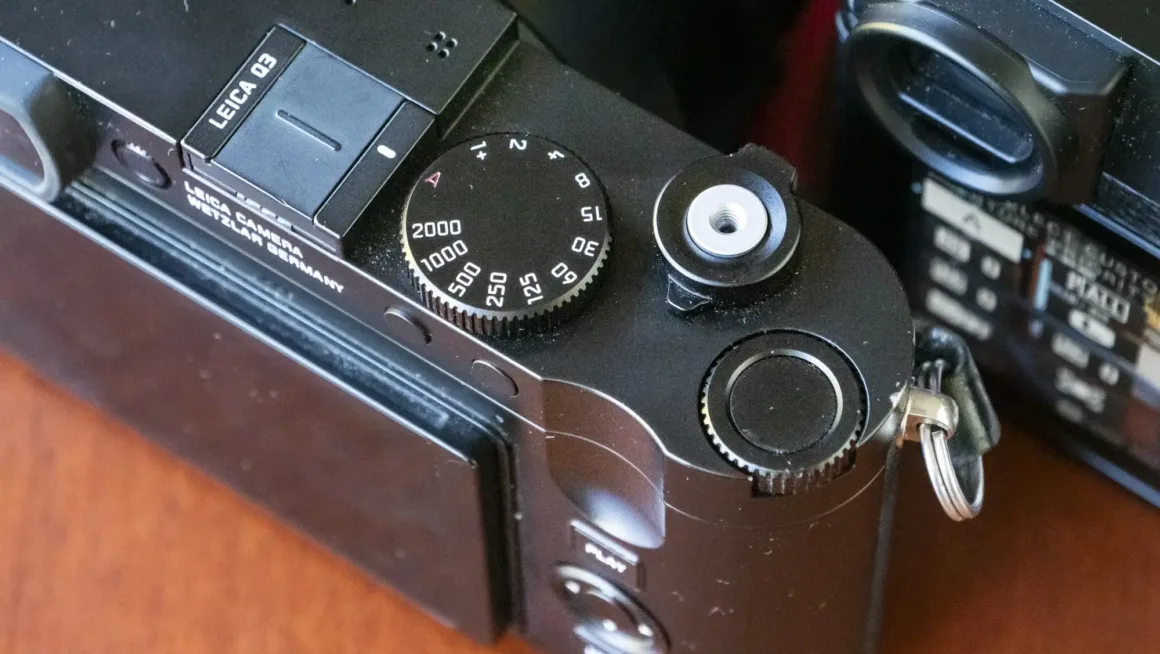 Fujifilm GFX100RF vs Leica Q3 003