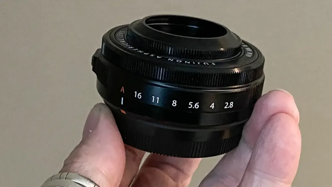 2026’da Sokak Fotoğrafçılığı için En İyi Lensler 3 Fujifilm XF 27mm f2.8 R WR