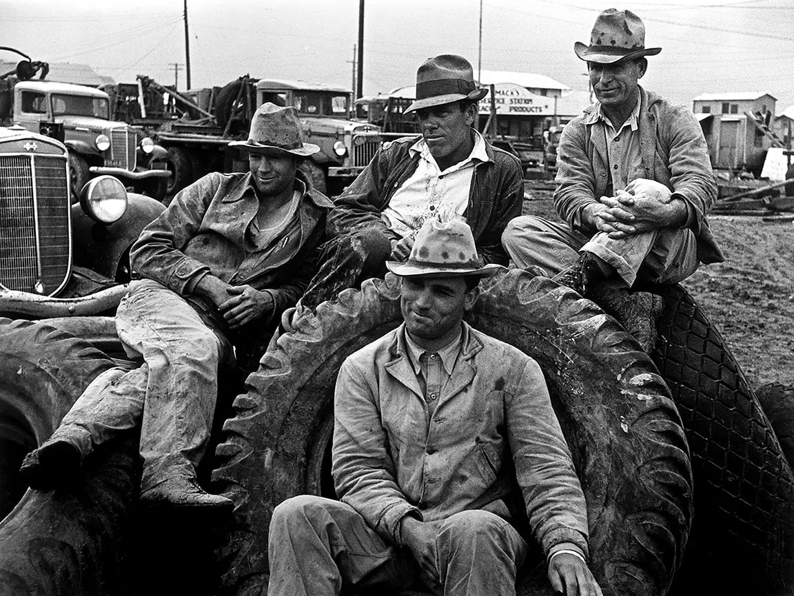Life Magazine: 20. Yüzyıl Amerika’sına Açılan Bir Pencere 15 Mydans Roustabouts.Take .Time .Off .From .Their .Job