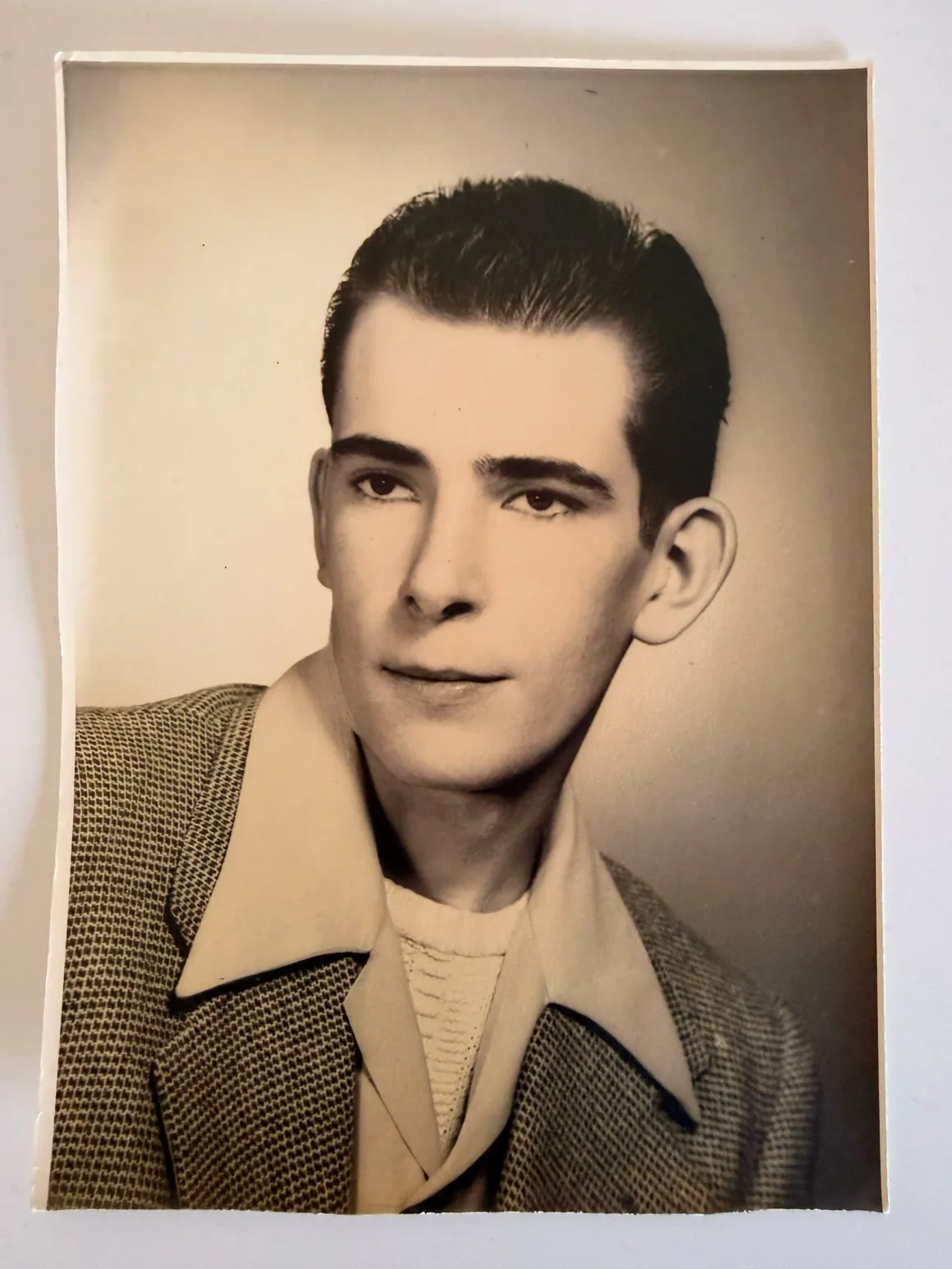 ON1 Restore AI: Eski Aile Fotoğrafları Nasıl Grotesk Kâbuslara Dönüşüyor? 4 1. ON1 Restore AI Before 1