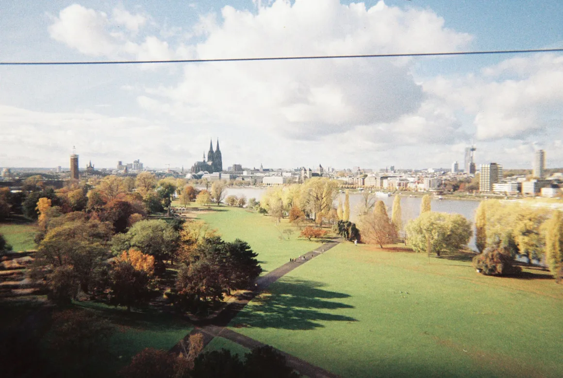 2025 11 03 VIE antonio sotelo staff simple use camera classicolor 200 135 film 004