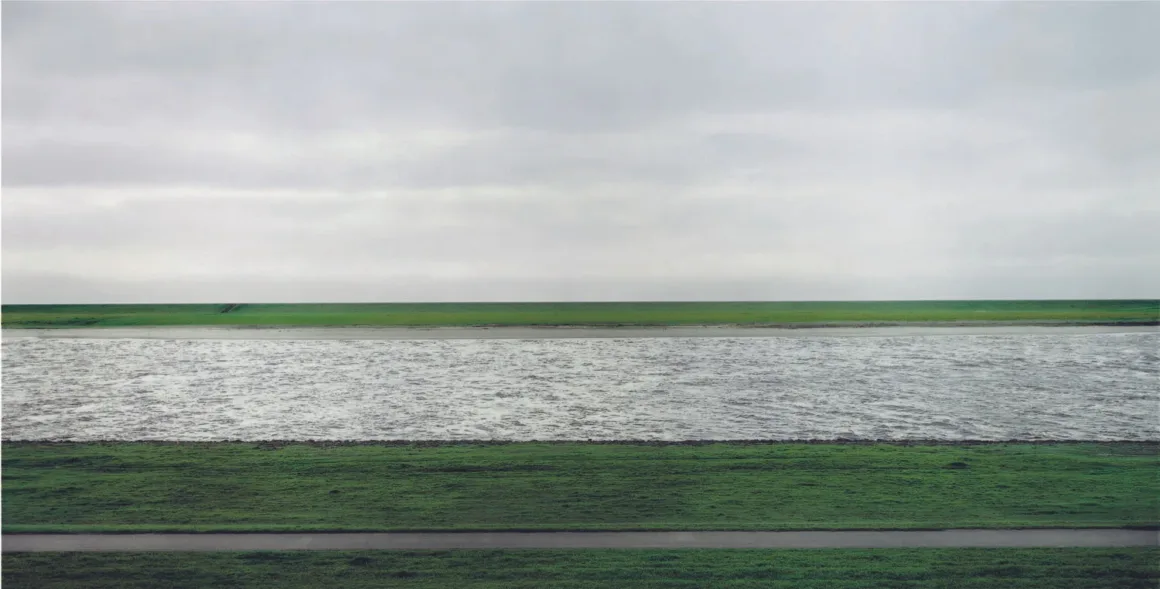 Andreas Gursky Kimdir? Sistem, Kapitalizm ve Fotoğrafın Yeniden Tanımı 4 Andreas Gursky Rhine II 1999