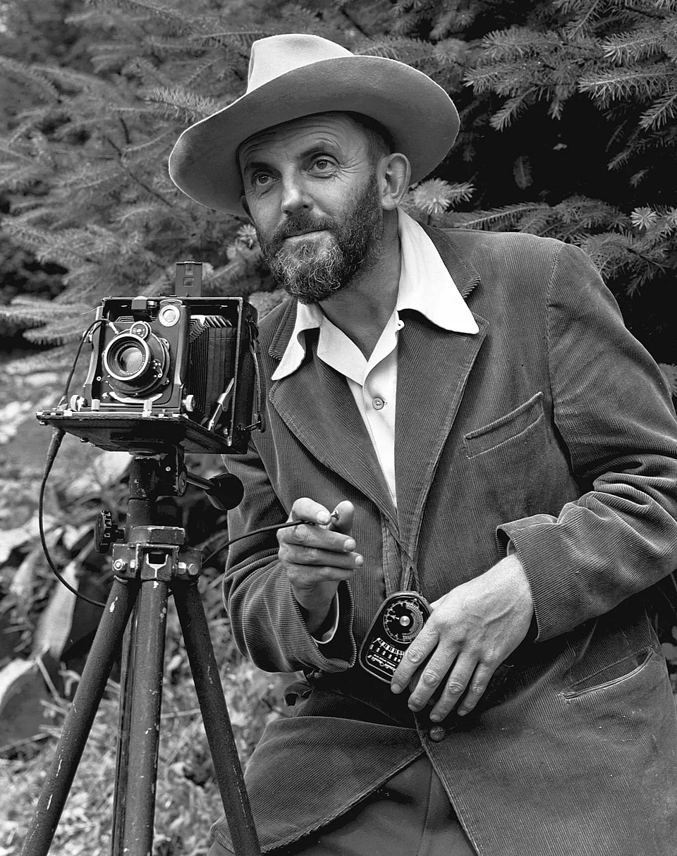 Ansel Adams: Fotoğraf Çekmek Değil, Işığı ve Tonu Tasarlamak 3 Ansel Adams and camera