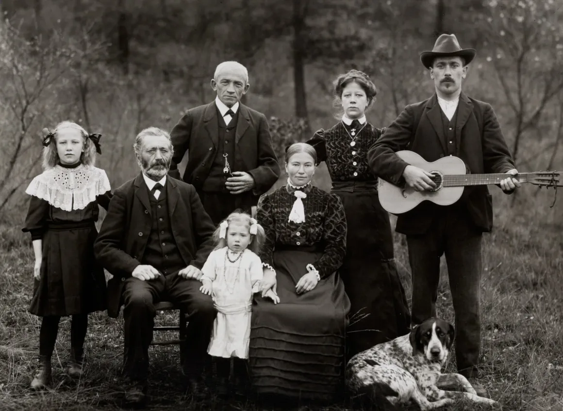 August Sander: İnsanı Değil, Toplumu Fotoğraflamak 4 August Sander Bauernfamilie Farming Family 1912