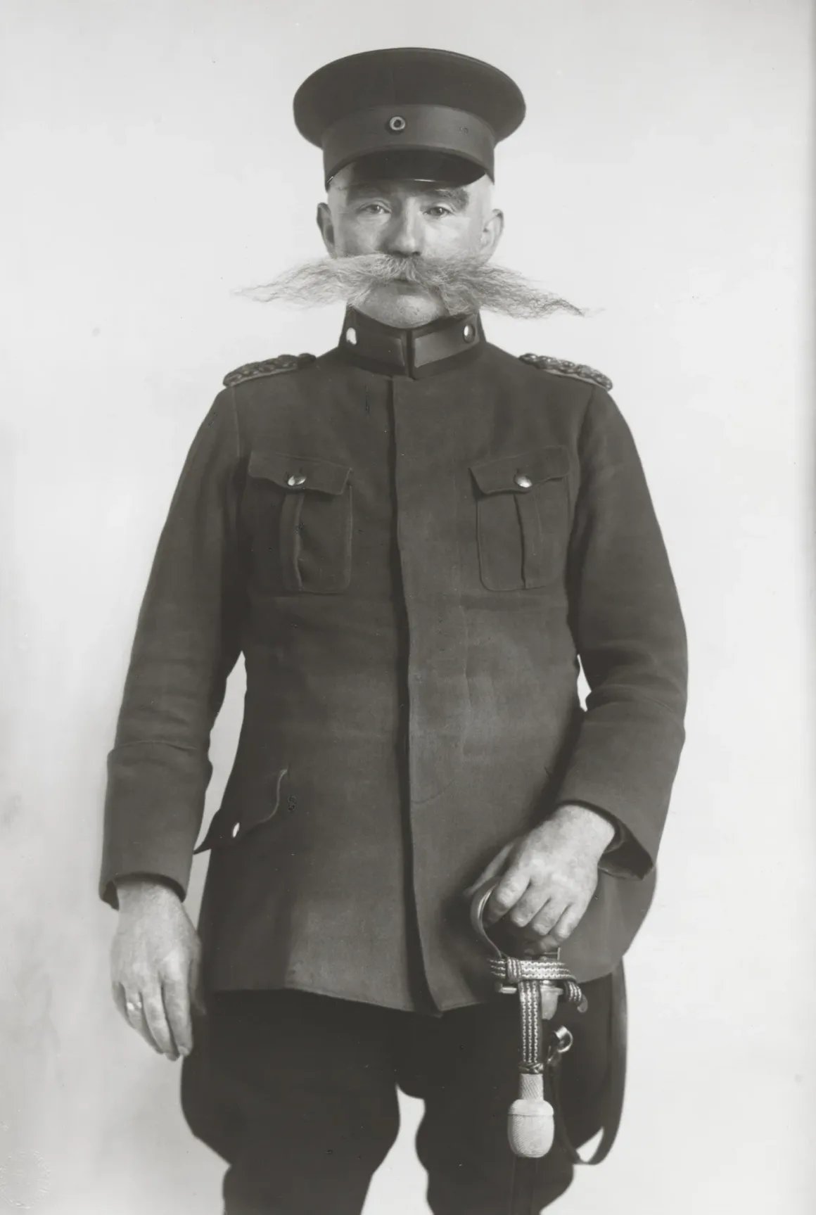 August Sander: İnsanı Değil, Toplumu Fotoğraflamak 2 August Sander Police Officer 1925