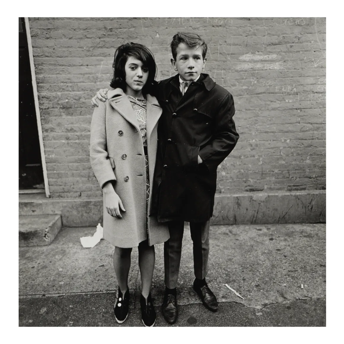 Diane Arbus Fotoğrafları Bonhams Müzayedesine Damga Vuracak 2 Courtship Teenage Couple Hudson St. 1963 by Diane Arbus 1923 1971 estimated at 60000 90000. 2048x2048 1