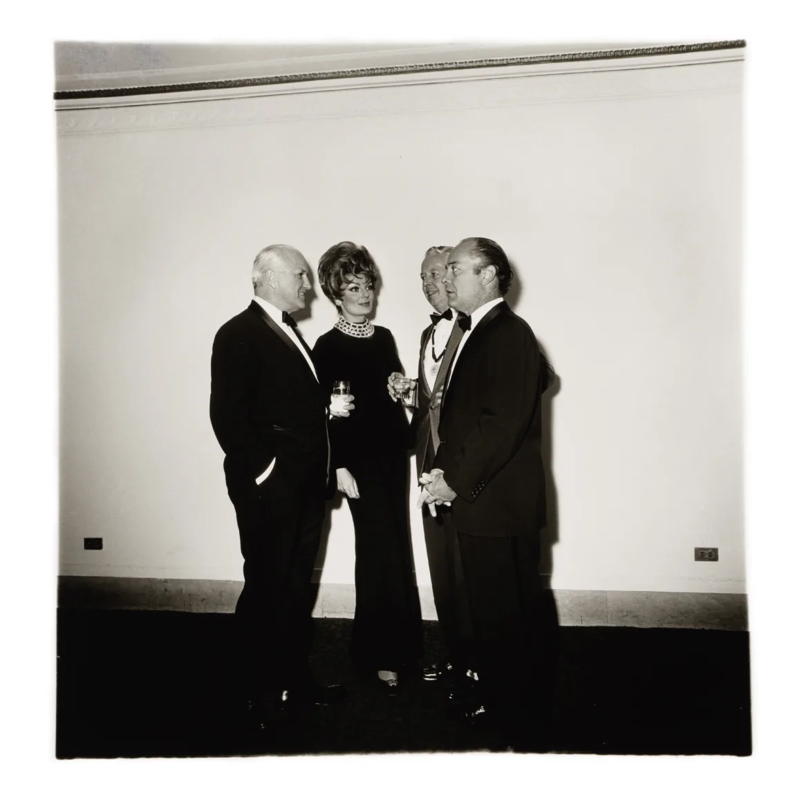 Diane Arbus Fotoğrafları Bonhams Müzayedesine Damga Vuracak 3 Diane Arbus 1923 1971 Four People at a Gallery Opening N.Y.C. estimated at 5000 7000 2048x2048 1