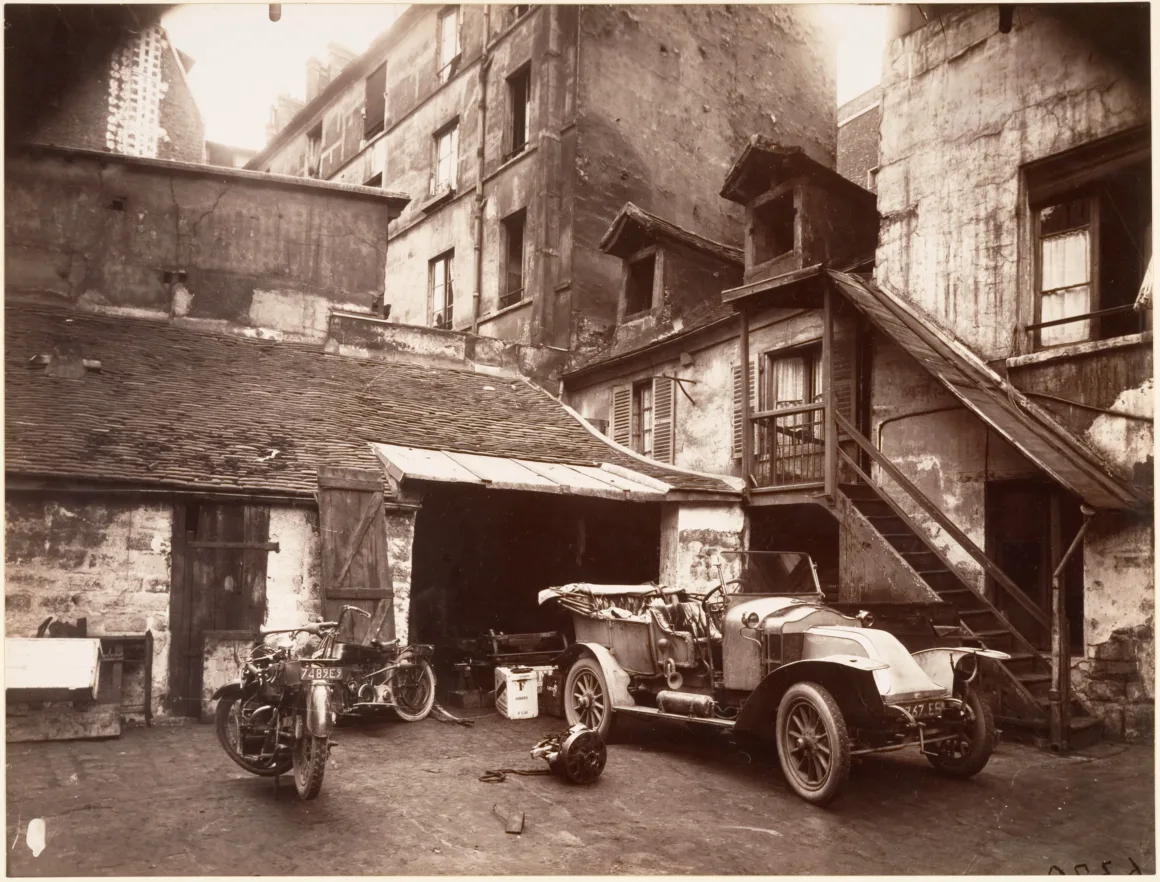 Eugène Atget: Fotoğrafın Yokluğu Görünür Kıldığı An 20 Eugene Atget Cour 7 rue de Valence 1922