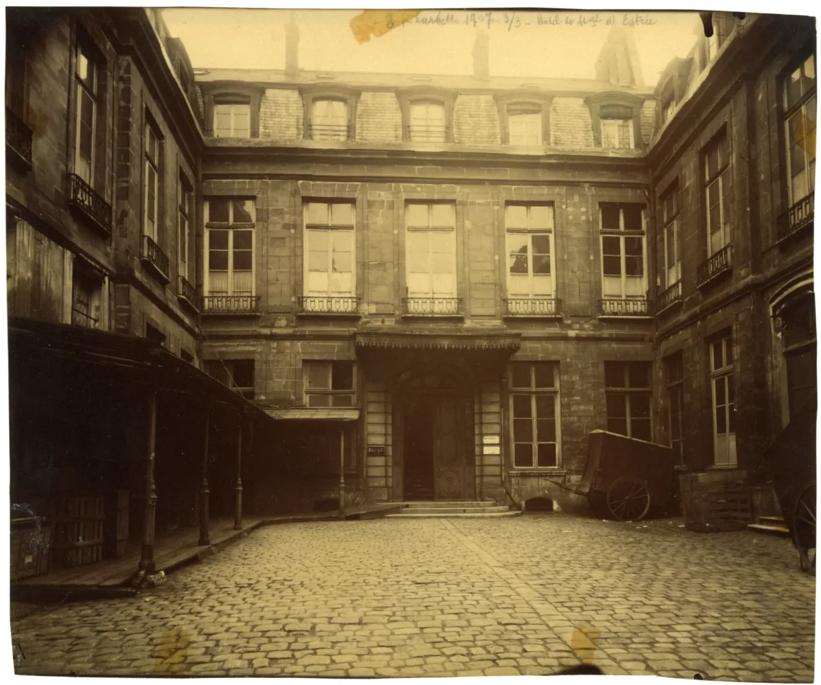 Eugène Atget: Fotoğrafın Yokluğu Görünür Kıldığı An 6 Eugene Atget view of Paris street