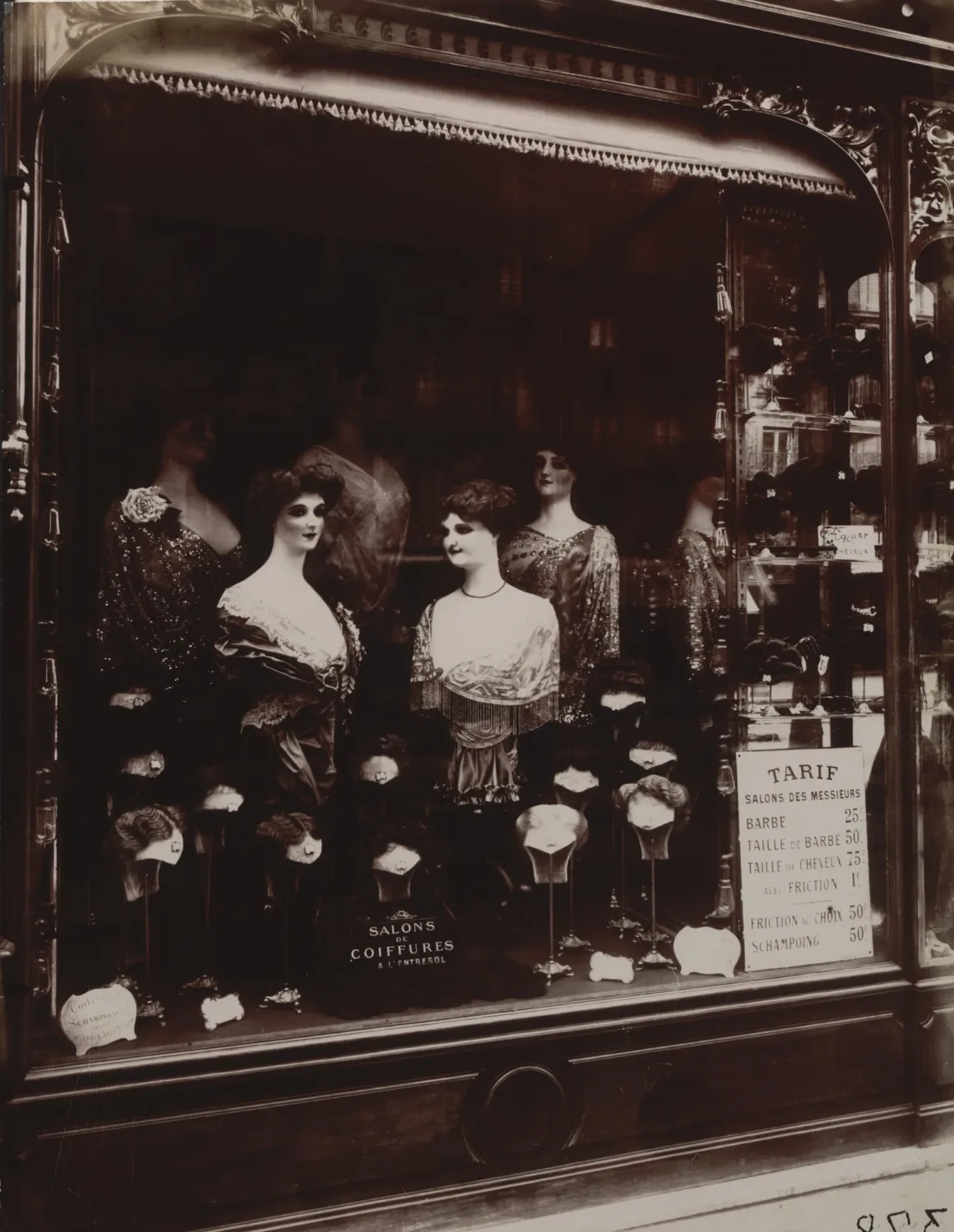 Eugène Atget: Fotoğrafın Yokluğu Görünür Kıldığı An 4 Eugene Atget. Coiffeur boulevard de Strasbourg. 1912