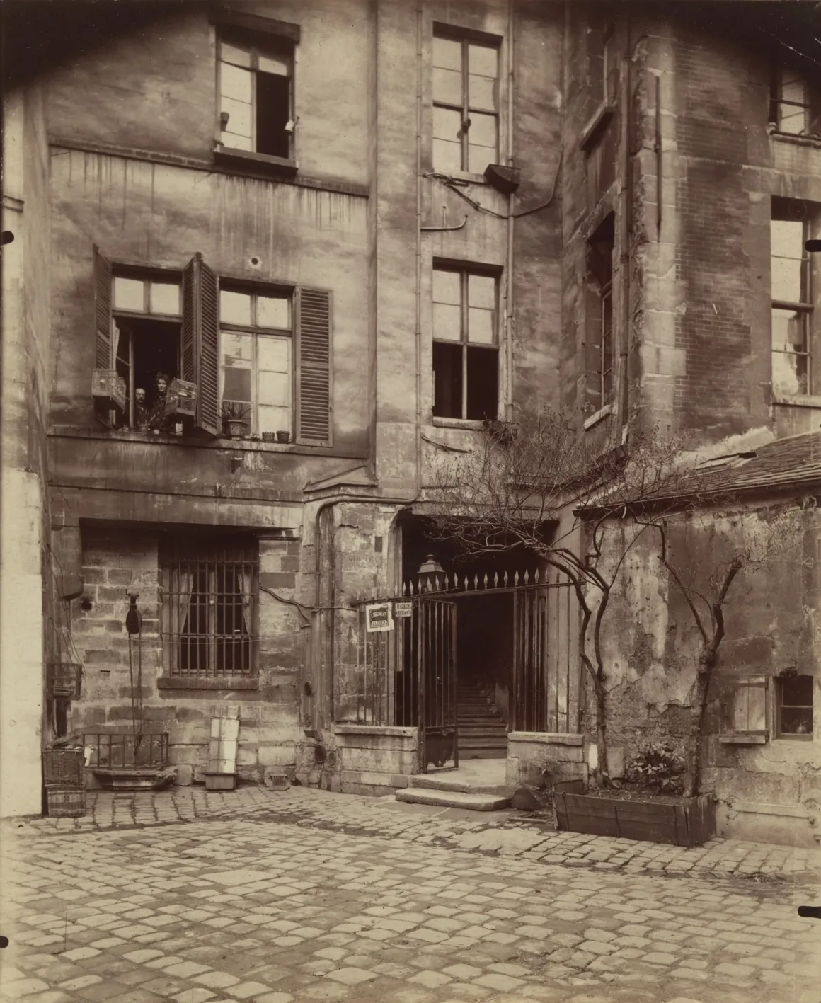 Eugène Atget: Fotoğrafın Yokluğu Görünür Kıldığı An 8 Eugene Atget. Cour de Rouen. n.d