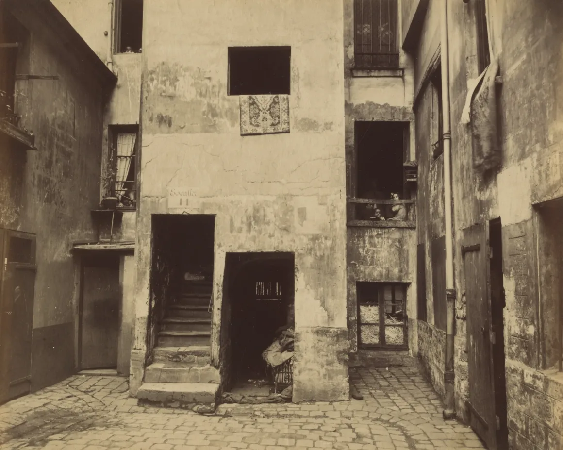 Eugène Atget: Fotoğrafın Yokluğu Görünür Kıldığı An 16 Eugene Atget. Courtyard 41 Rue Broca. 1912