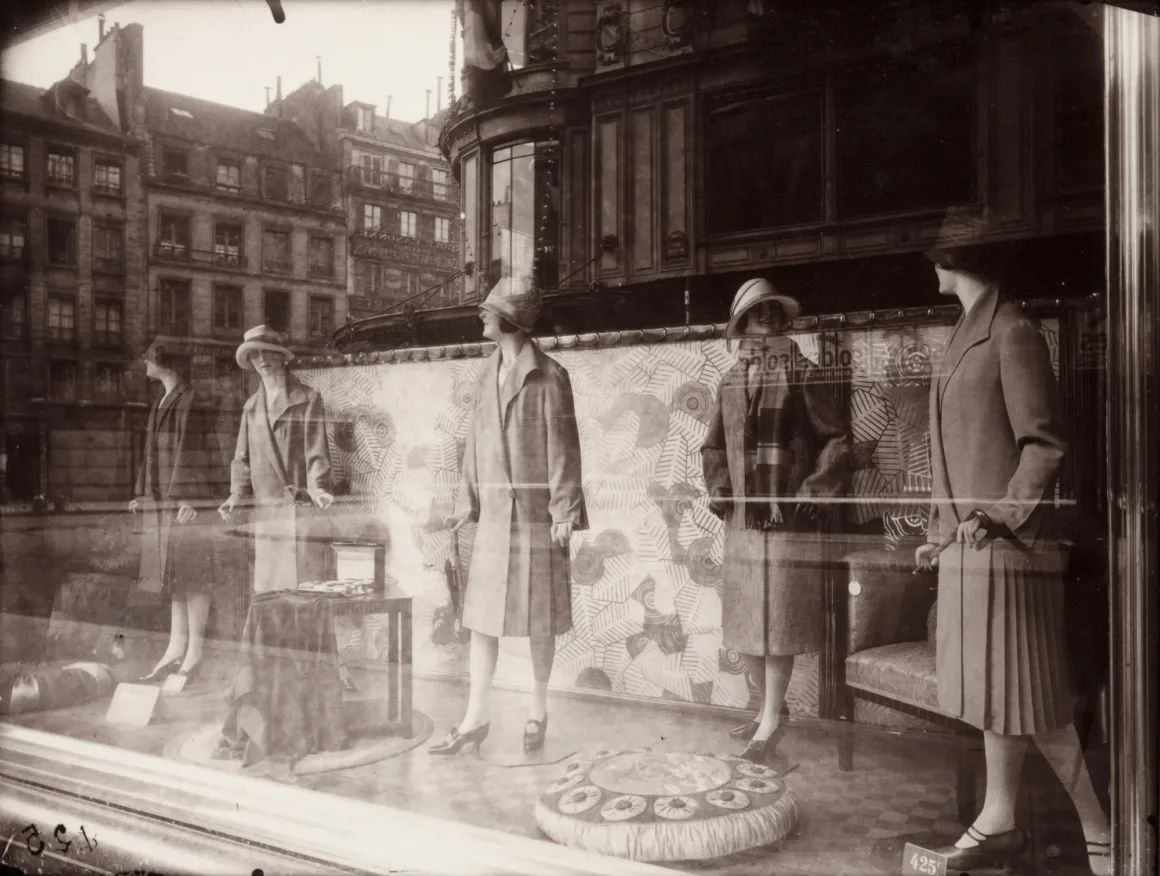 Eugène Atget: Fotoğrafın Yokluğu Görünür Kıldığı An 14 Eugene Atget. Magasins du Bon Marche. 1926 27