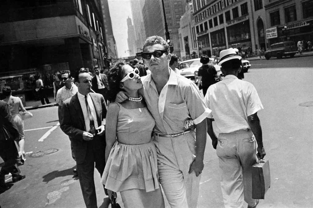 Garry Winogrand – New York pedestrians crossing street 1950s