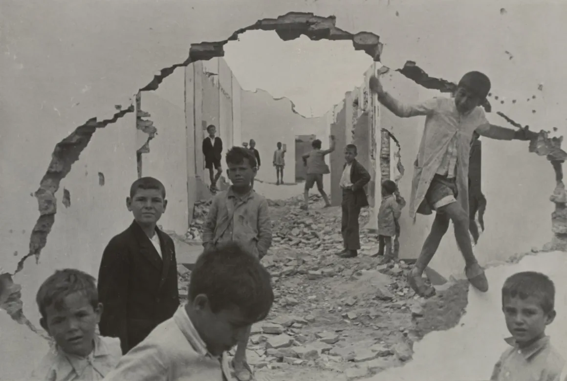 Henri Cartier-Bresson: Decisive Moment ve Sokak Fotoğrafının Doğuşu 4 Henri Cartier Bresson – Seville Spain 1933