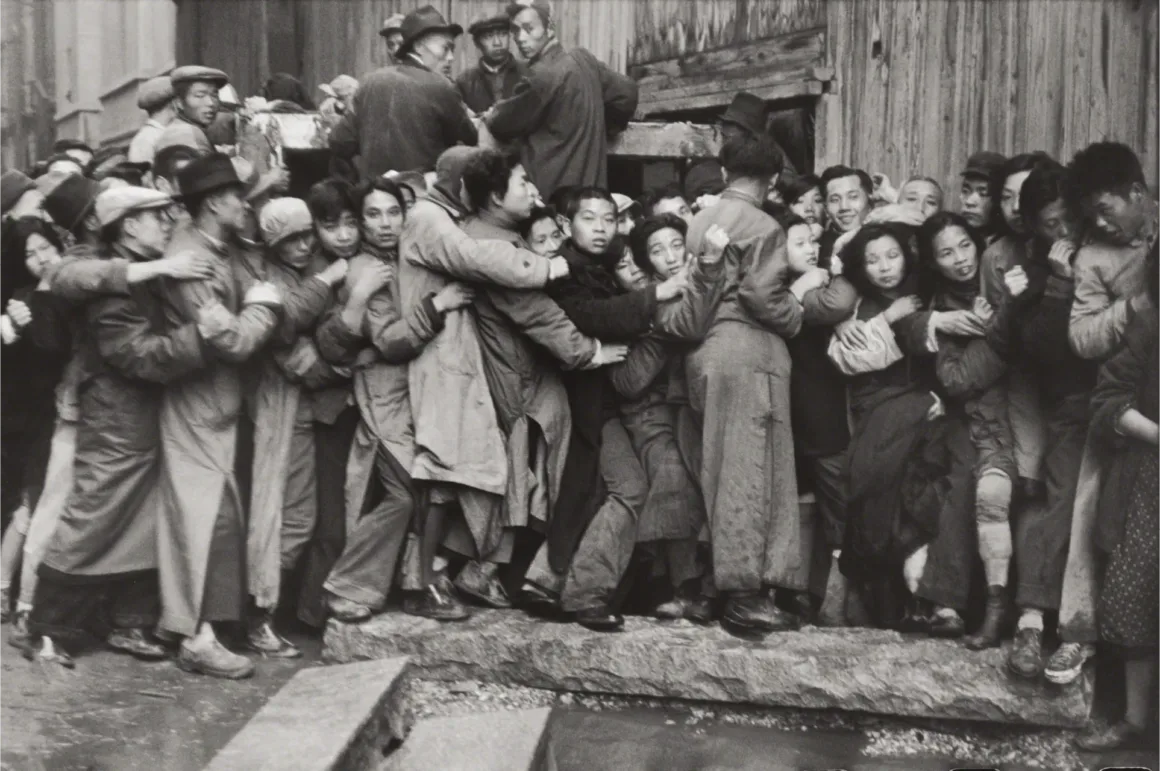 Henri Cartier-Bresson: Decisive Moment ve Sokak Fotoğrafının Doğuşu 7 Henri Cartier Bresson – Shanghai Bank Run China 1948