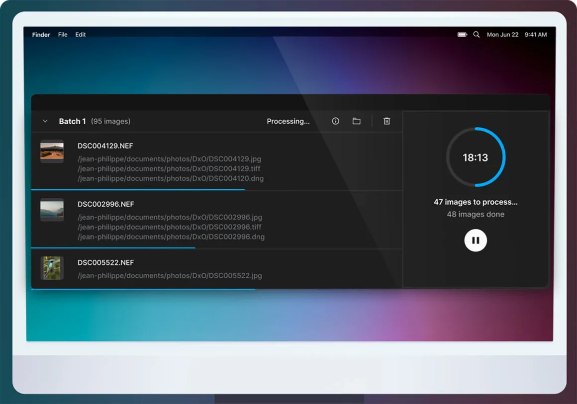 DxO PureRAW 6 Tanıtıldı: Yeni DeepPRIME XD3 ve Akıllı DNG Sıkıştırma 6 Bir bilgisayar ekranında fotoğraf işleme uygulaması görülüyor; ilerleme çubuğu, zamanlayıcı ve işlenen görüntü dosyalarının listesi yer alıyor. Arayüz koyu temalı ve arka planda mavi, mor ve pembe renk geçişleri bulunuyor.