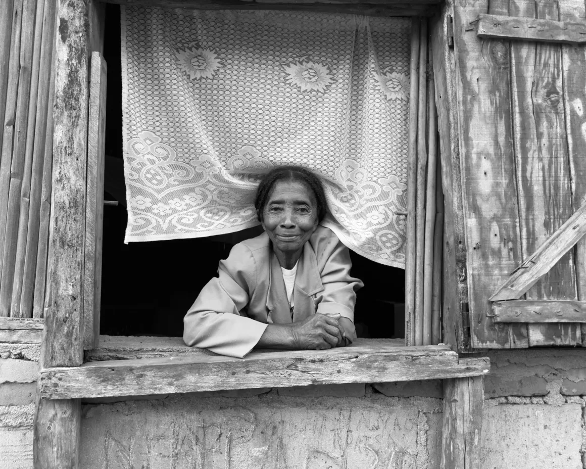 All About Photo Magazine 55: Women Kazananları Açıklandı 6 Jelisa Peterson At Her Window