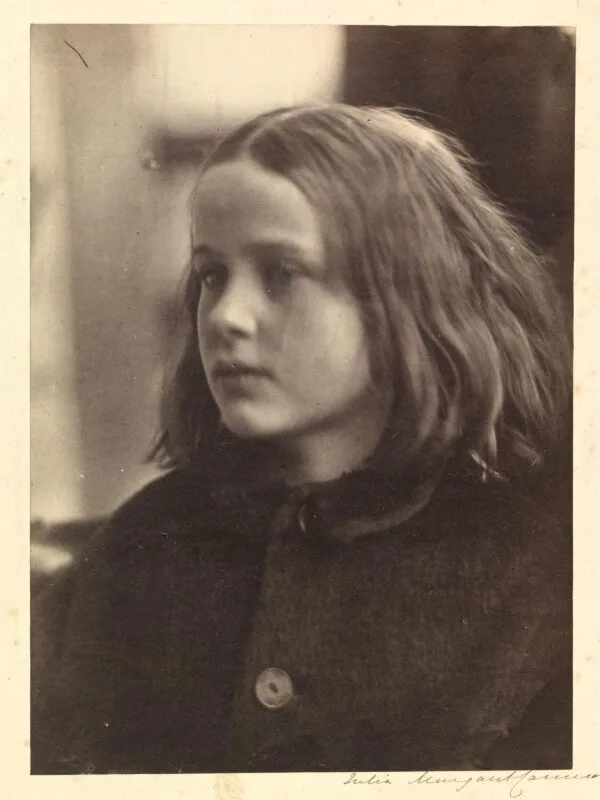 Julia Margaret Cameron: Kusurun Estetiği ve Fotoğrafta Bilinçli Bulanıklık 2 Julia Margaret Cameron Annie sitter Annie Philpot albumen print 1864