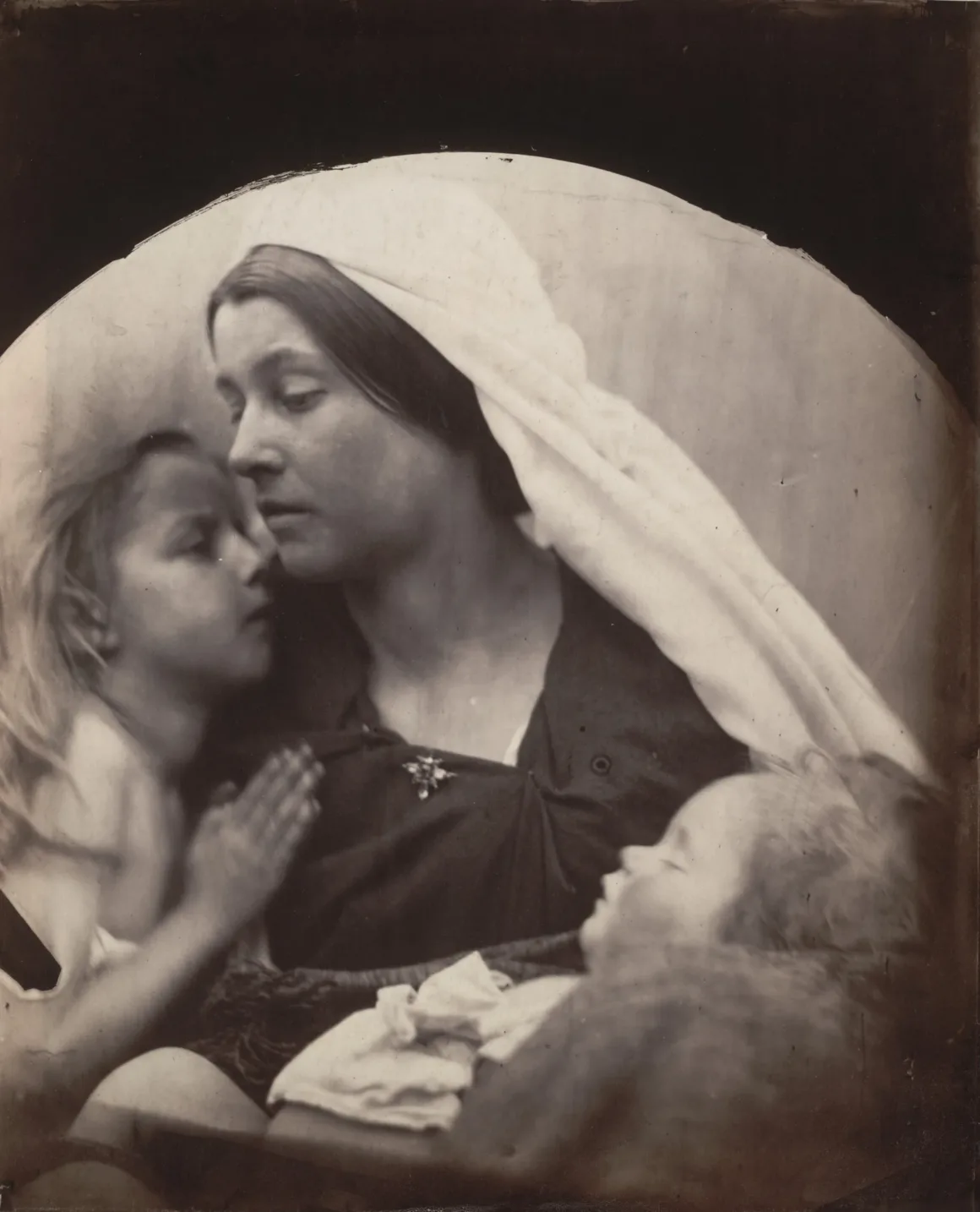 Julia Margaret Cameron: Kusurun Estetiği ve Fotoğrafta Bilinçli Bulanıklık 6 Julia Margaret Cameron. Madonna with Children. 1864
